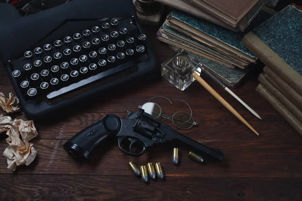 Het Schrijven Van Een Detectiveverhaal Oude Retro Vintage Typemachine Revolver — Stockfoto