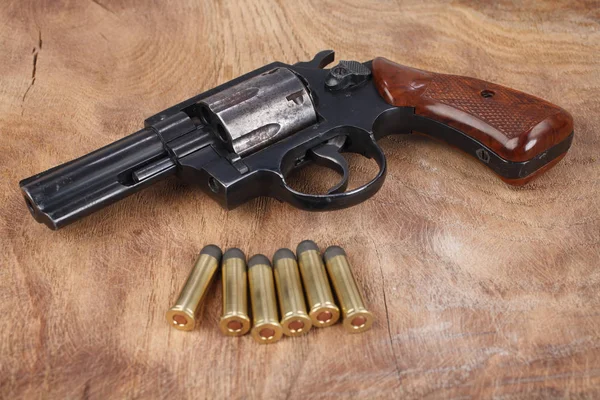 Revolver Lőszer Fából Készült Háttér — Stock Fotó