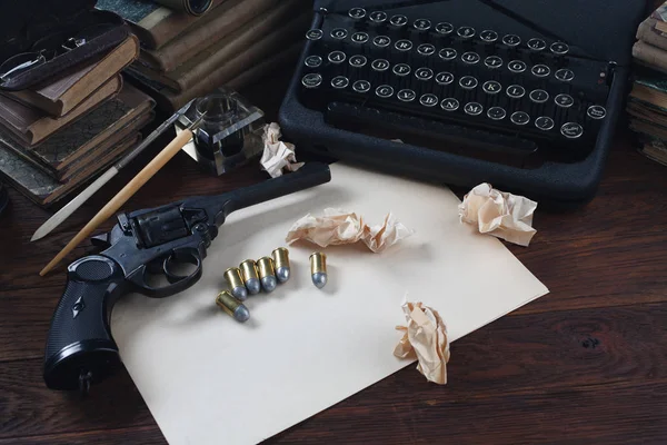 Het Schrijven Van Een Detectiveverhaal Oude Retro Vintage Typemachine Revolver — Stockfoto
