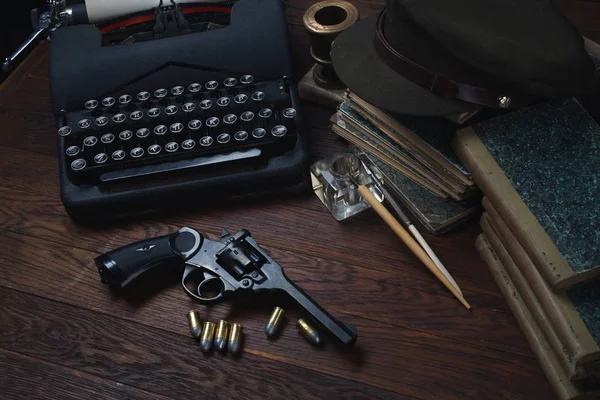 Het Schrijven Van Een Detectiveverhaal Oude Retro Vintage Typemachine Revolver — Stockfoto