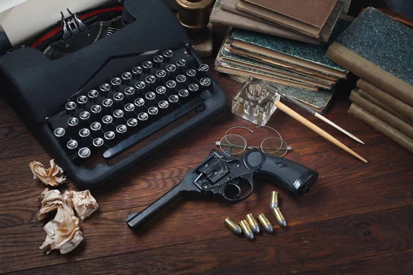 Scrivere Giallo Vecchia Macchina Scrivere Vintage Retrò Pistola Revolver Con — Foto Stock