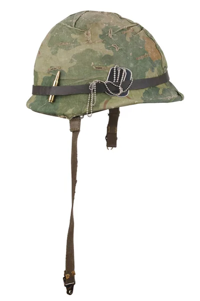 我们军队头盔越南战争期间与伪装盖子盖子护目镜和狗标签查出在白色 — 图库照片