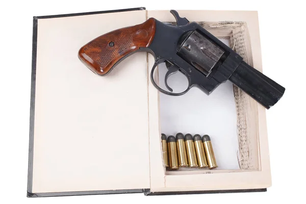 Револьвер Калибра Картриджами Спрятанными Книге Изолированной Белом Фоне — стоковое фото