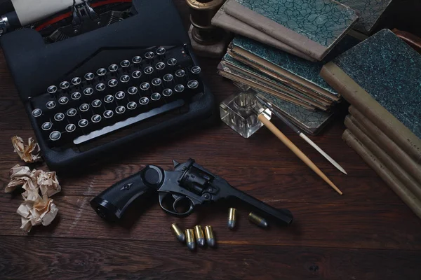 Detektivgeschichte Schreiben Alte Retro Oldtimer Schreibmaschine Und Revolverpistole Mit Munition — Stockfoto