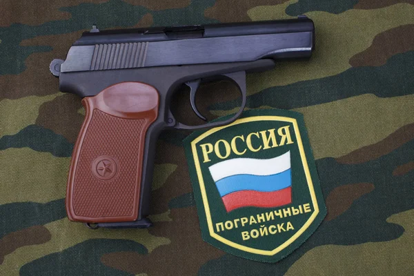 2017年09月21日俄罗斯边防人员制服背景上的9毫米手枪 Makarov 制服徽章 — 图库照片
