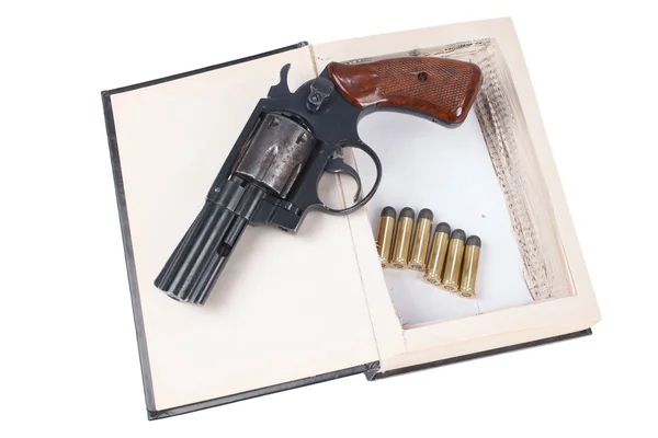 Pistola Revólver Calibre Com Cartuchos Escondidos Livro Isolado Fundo Branco — Fotografia de Stock