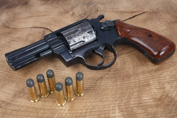 Revolver Avec Munitions Sur Fond Bois — Photo