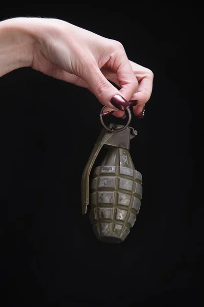 Grenade Fragmentation Dans Main Femme Sur Fond Noir — Photo