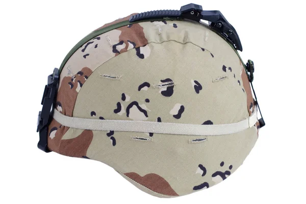 Kevlar 头盔与 Nvg 安装和迷彩服盖子查出在白色背景 — 图库照片