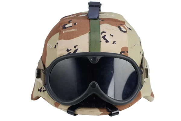Casco Kevlar Ejército Con Gafas Montaje Nvg Cubierta Camoflaje Aislado — Foto de Stock