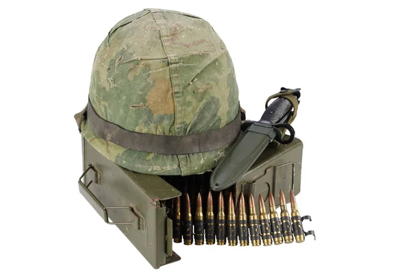 Boîte Munitions Verte Avec Ceinture Munitions Casque Isolé Sur Fond — Photo