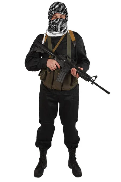 叛乱分子穿着黑色制服和黑色和白色 Shemagh 突击步枪隔离在白色 — 图库照片