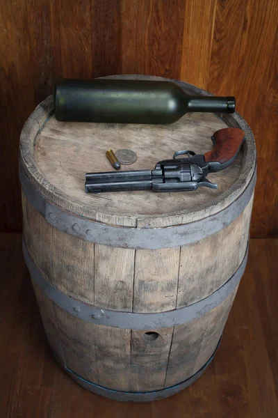 Alter Westernrevolver Mit Patronen Und Silberdollar Auf Holzfass — Stockfoto