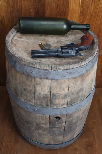 旧的西部左轮手枪与弹药筒和银美元在木桶 — 图库照片