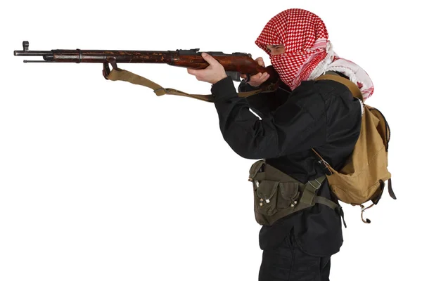 古いシングル ショット ボルト アクション小銃を保持赤 Kufiya の付いた黒い制服の反乱軍兵士 白で隔離 — ストック写真