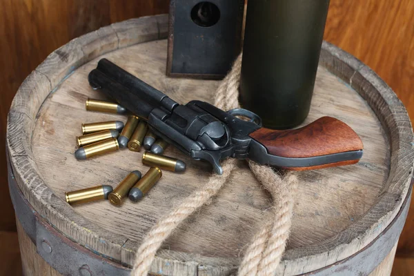 Staré Západní Revolver Kazetami Stříbrný Dolar Dřevěný Sud — Stock fotografie