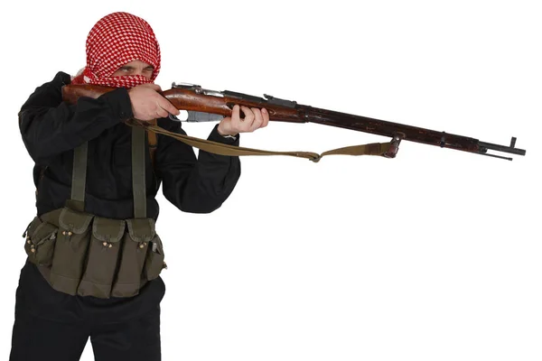 古いシングル ショット ボルト アクション小銃を保持赤 Kufiya の付いた黒い制服の反乱軍兵士 白で隔離 — ストック写真