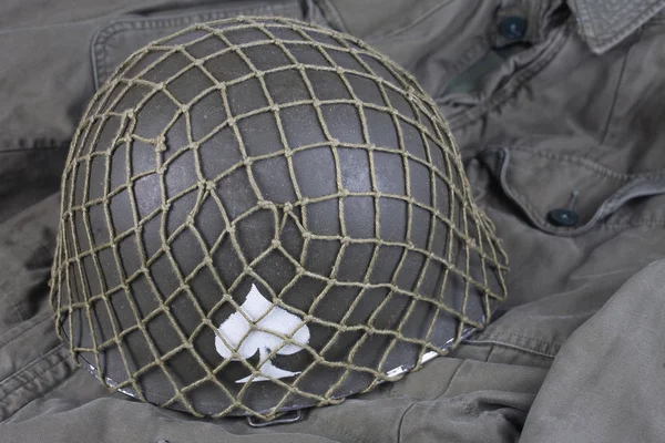 Ww2 Noi Esercito Casco Con Asso Picche Emblema Uniforme Verde — Foto Stock