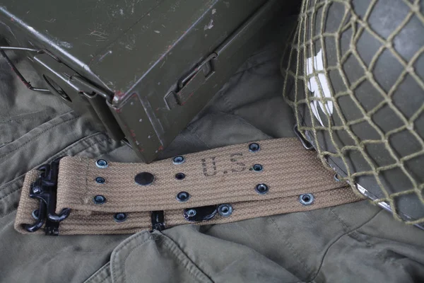 Ww2 Bize Ordu Tabanca Kemer Kask Yeşil Üniforma Arka Plan — Stok fotoğraf
