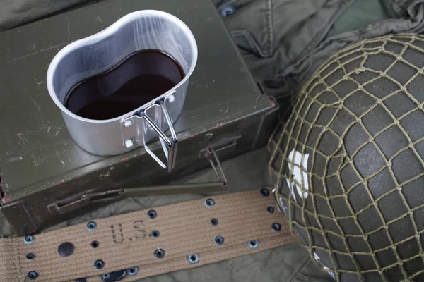 Uma Xícara Café Com Ww2 Período Nos Equipamentos Militares Exército — Fotografia de Stock