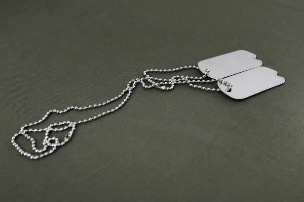 Army Dog Tags Auf Olivgrünem Uniformhintergrund — Stockfoto