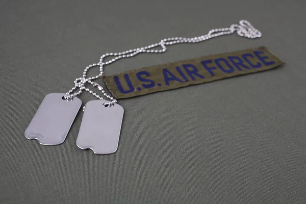 Air Force Větev Páska Psí Známky Olivově Zelený Jednobarevného Pozadí — Stock fotografie