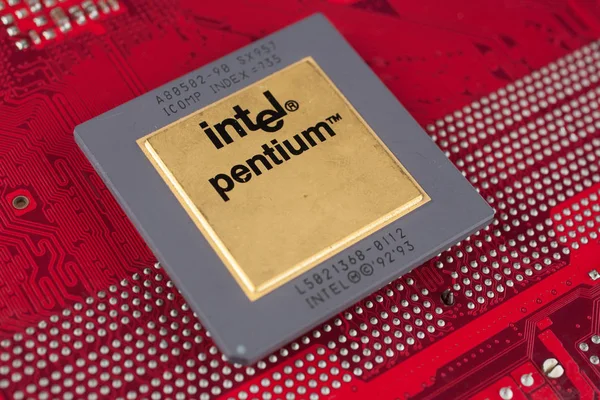 Kyjev Ukrajina Července 2018 Procesor Intel Pentium Červené Desce — Stock fotografie