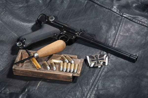 Weltkrieg Deutsche Handfeuerwaffe Parabellum Mit Munition Und Zubehör Auf Schwarzem — Stockfoto