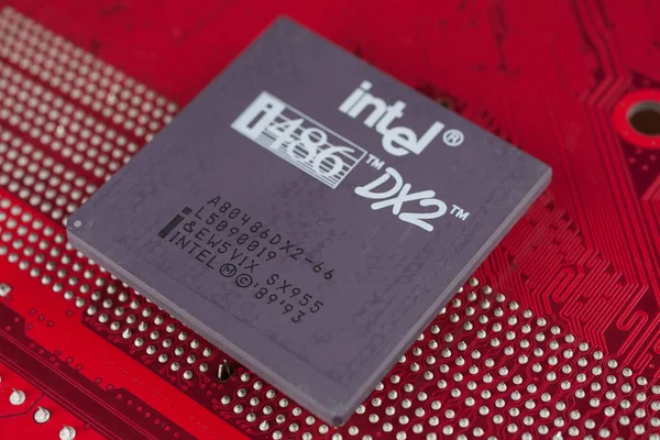 キエフ ウクライナ 2018 赤の回路基板上の Intel 486 Dx2 プロセッサ — ストック写真