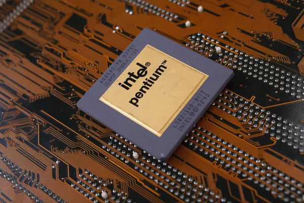 キエフ ウクライナ 2018 マザーボード上の Intel Pentium プロセッサ — ストック写真