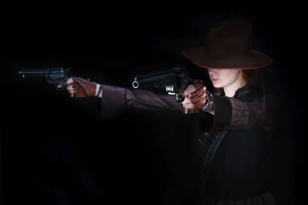 Chica Salvaje Oeste Con Pistola Revólver Sobre Fondo Negro — Foto de Stock