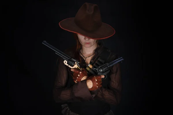Vahşi Batı Kız Siyah Arka Plan Üzerinde Revolverler Silahla — Stok fotoğraf