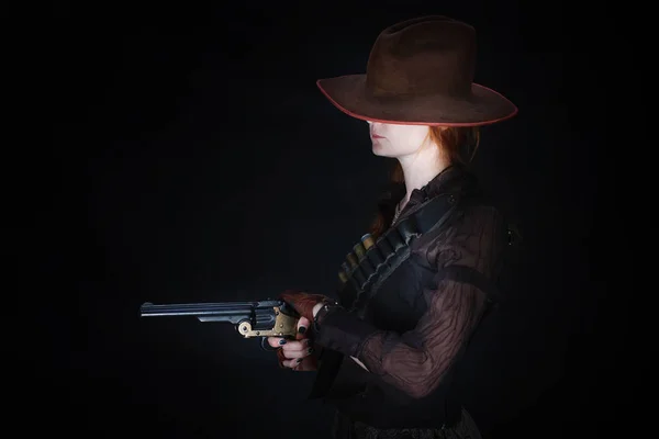 Wild West Mädchen Mit Revolver Pistole Auf Schwarzem Hintergrund — Stockfoto