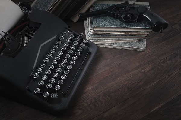 Krimi Alte Retro Vintage Schreibmaschine Und Revolver Handfeuerwaffe Auf Holztisch — Stockfoto