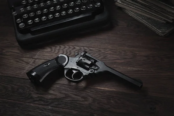 Crime Fiction Vieille Machine Écrire Vintage Rétro Revolver Pistolet Sur — Photo