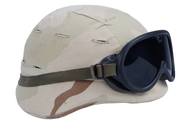 我们军队 Kevlar 头盔与护目镜和伪装盖子查出在白色背景 — 图库照片