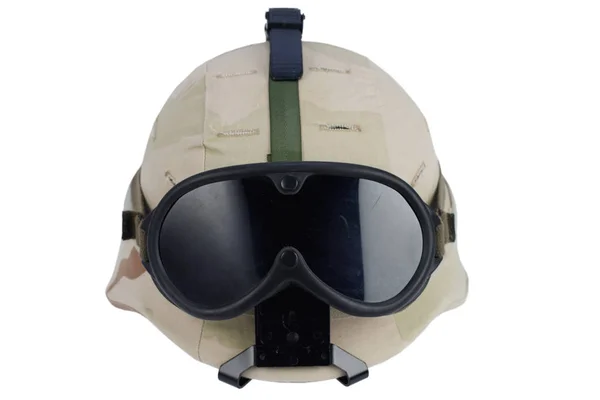 我们军队 Kevlar 头盔与护目镜 Nvg 安装和伪装盖子查出在白色背景 — 图库照片