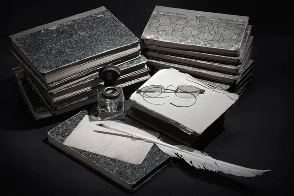Παλαιά Βιβλία Χαρτιά Στυλό Μελάνης Και Inkpot Στυλ Ρετρό Φωτογραφία — Φωτογραφία Αρχείου
