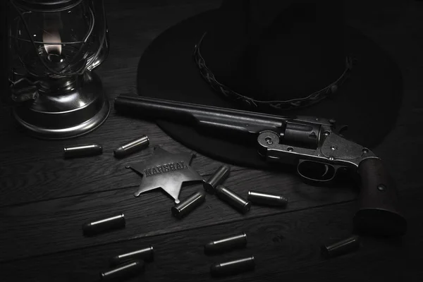 Oude westerse koude blast lantaarn, marshals badge en revolver met cartridges — Stockfoto