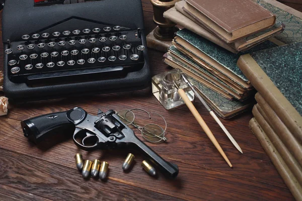 写一个犯罪小说故事-旧复古老式打字机和左轮手枪与弹药, 书籍, 文件, 旧墨笔 — 图库照片