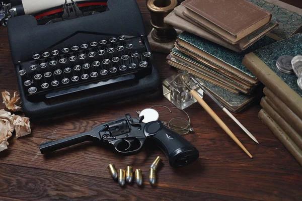 古いレトロなヴィンテージ タイプライターと弾薬、書籍、論文、古いインクのペンが付いているリボルバー銃犯罪フィクション物語 - を書く — ストック写真