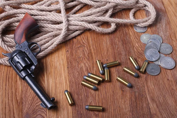Дикий західний револьвер і боєприпаси — стокове фото