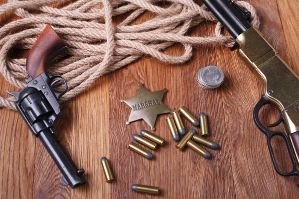 Wild west fegyvert, lőszert és amerikai marsall jelvény — Stock Fotó