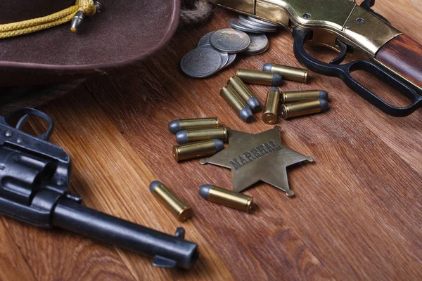 Pistola del oeste salvaje, municiones y EE.UU. Insignia de mariscal — Foto de Stock