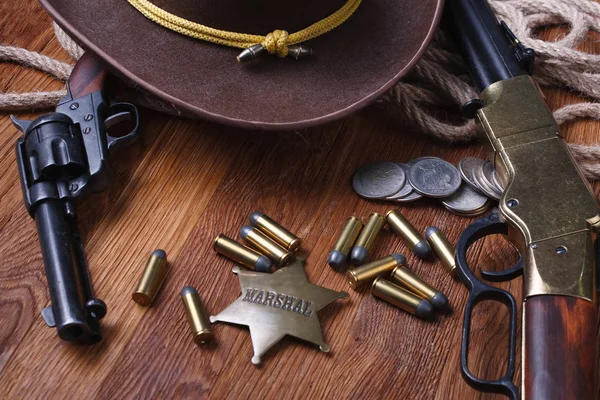 Pistola del oeste salvaje, municiones y EE.UU. Insignia de mariscal — Foto de Stock
