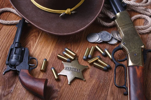 Pistolet Wild West, munitions et États-Unis Marshal Badge — Photo