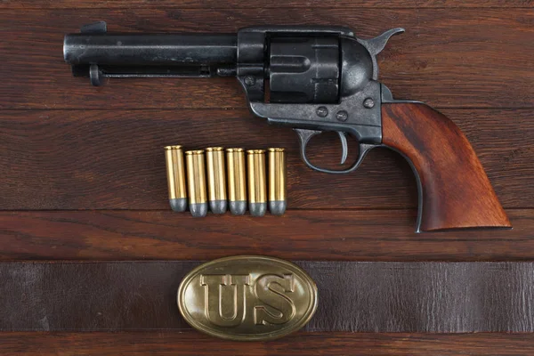 Old revolver with cartridges and U.S. Army soldier's belt with a buckle — Stock Photo, Image