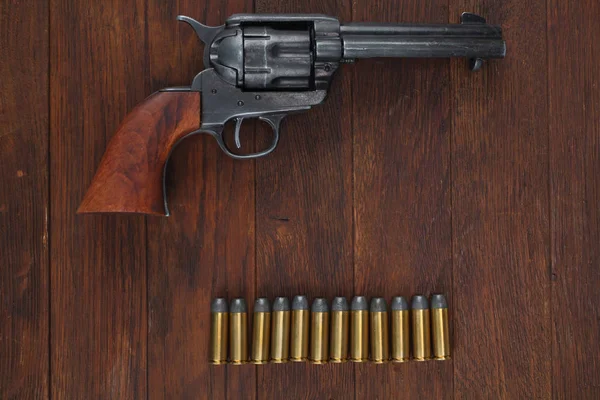 Oude revolver met cartridges en de Amerikaanse leger soldaat riem met een gesp — Stockfoto