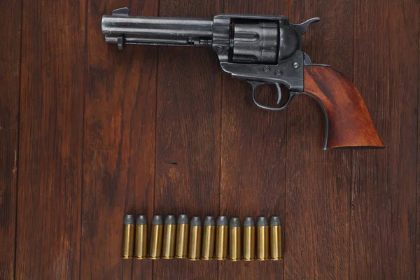 Старый револьвер с патронами и пояс солдата армии США с пряжкой — стоковое фото