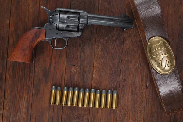 Alter Revolver mit Patronen und US-Soldatengürtel mit Schnalle — Stockfoto